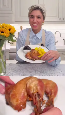 شعله اول کار خیلی زیاد نباید باشه در حدی باشه که توی ۴ دقیقه شروع کنه به قل های ریز زدن… بعدش شعله رو کم کنید و درشو بذارین با در بسته به دل بپزه… حدود ۲ تا ۲:۳۰ کامل میپزه…. روغنشو اخر سر صاف کنید و چون دمارو بیشتر از ۹۰ درجه نکردین در طول پخت به نقطه دود نرسیده و میتونید یکبار دیگه هم ازش استفاده کنید ولی چون مواد تر مثل مرغ داخلش بوده نهایتا تا دو هفته داخل یخچال باشه هر چقدرم زودتر استفاده کنید بهتر… این روش پخت و  پز  توی اشپزی کاربردای متنوعی داره  با همین روش مرغ مشهدی، اکبر جوجه و سیر کانفی هم درست میکنن…. مرغ رو در مرحله اول وقتی میذارین داخل قابلمه روش به سمت خودتون باشه…  توی فر اگر درست کنید خیلی خیلی خوشمزه تر میشه  اولش دما ۱۷۰ باشه فرو حتما از قبل گرم کنید…. شروع کرد به قل قل کردن دما ۱۳۰ بشه و برای  ۲ تا ۳ ساعت بپزه اخر سرم درشو بردارین و گریلو‌ روشن کنید تا روش طلایی بشه… توی فر هم با قابلمه در بسته بپزه اگر قابلمه چودنی دارین که چه بهتر… بیس مرغ مشهدی و اکبر جوبه و سیر کانفی هم‌ دقیقا با همین روش هستش….