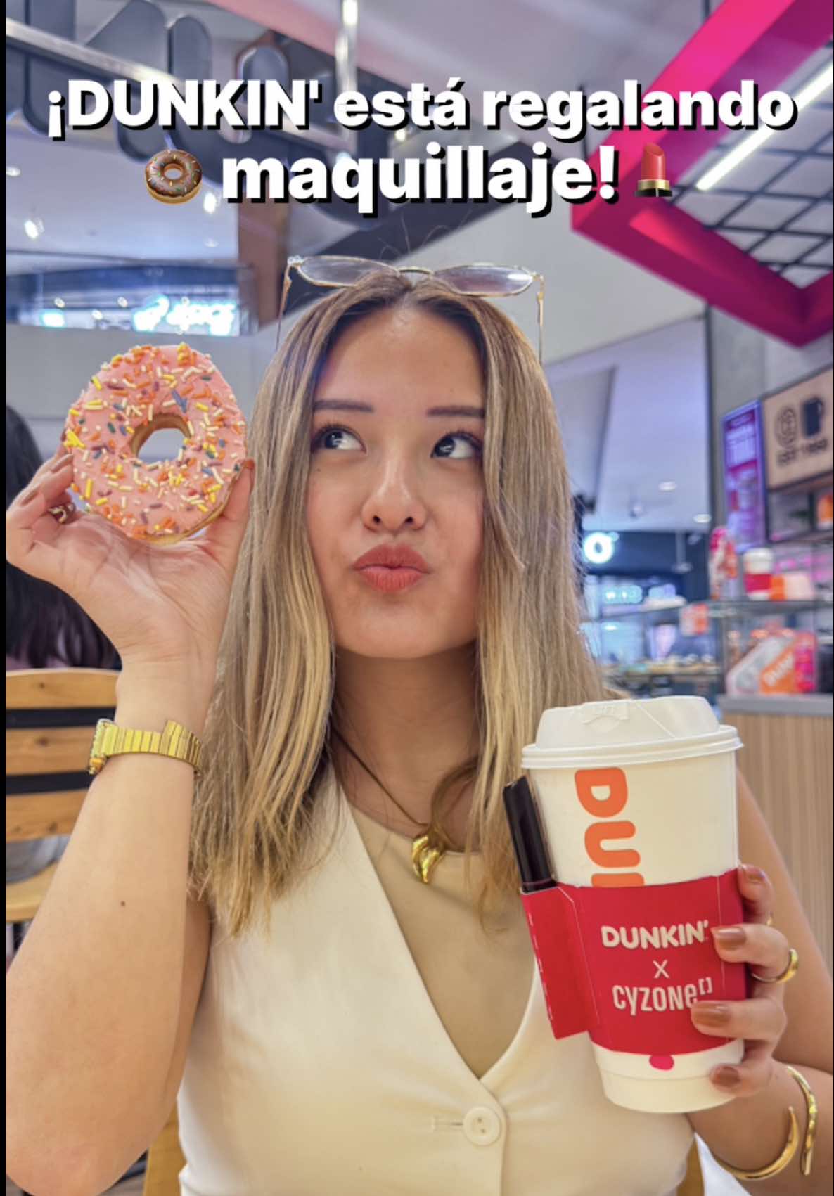 ¡Casi nadie sabe que Dunkin' está regalando maquillaje! 🍩💄 ☕️Fui por un Caramel Latte y una dona clásica por solo S/21.90, ¡y me regalaron un labial mate de @Cyzone 💕 También puedes pedir un Iced Latte si prefieres algo frío 🧊 El labial es el Studio Look tono Latte, combina con todo y sí… ¡no transfiere! 💋 🚨La promo va solo hasta el 23 de octubre en tiendas seleccionadas (yo fui al Mall del Sur). 📲Corre y comparte esto con tu amiga que ama @Dunkin Donuts y el maquillaje 🍩💕 #dunkinxcyzone #makeup #maquillaje #maquillajegratis #dunkindonuts 