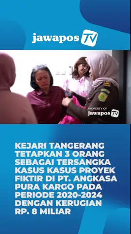 Penyidik Pidana Khusus Kejaksaan Negeri Kota Tangerang menetapkan tiga tersangka dalam kasus dugaan korupsi proyek fiktif di PT Angkasa Pura Kargo Bandara Soekarno-Hatta. Tersangka TAW diduga menyalurkan dana hingga Rp8 miliar, sementara YY bertindak sebagai penerima dana dan kuasa vendor pelaksana proyek. Keduanya sempat terlibat adu mulut saat proses penetapan tersangka. Kasus ini juga menyeret HN sebagai tersangka utama yang diduga mengatur sejumlah perusahaan untuk melancarkan proyek fiktif sejak 2020 hingga 2024. Ketiga tersangka kini ditahan selama 20 hari ke depan untuk kepentingan penyidikan. #Korupsi #AngkasaPuraKargo #KejariTangerang #ProyekFiktif #BandaraSoekarnoHatta #TindakPidanaKorupsi #BeritaTerkini #JawaPosTV #BeritaBanten #KasusKorupsi #HukumIndonesia
