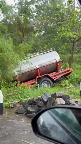 Lakalantas di Jalan Ngajirojo -Ndarjo Irung Petruk Kedunggupit, Kabupaten Wonogiri, Jawa Tengah. Mobil tangki Terperosok ke sawah. Kronologi tunggu pihak berwenang.  Infomasuk @nico_haryanto