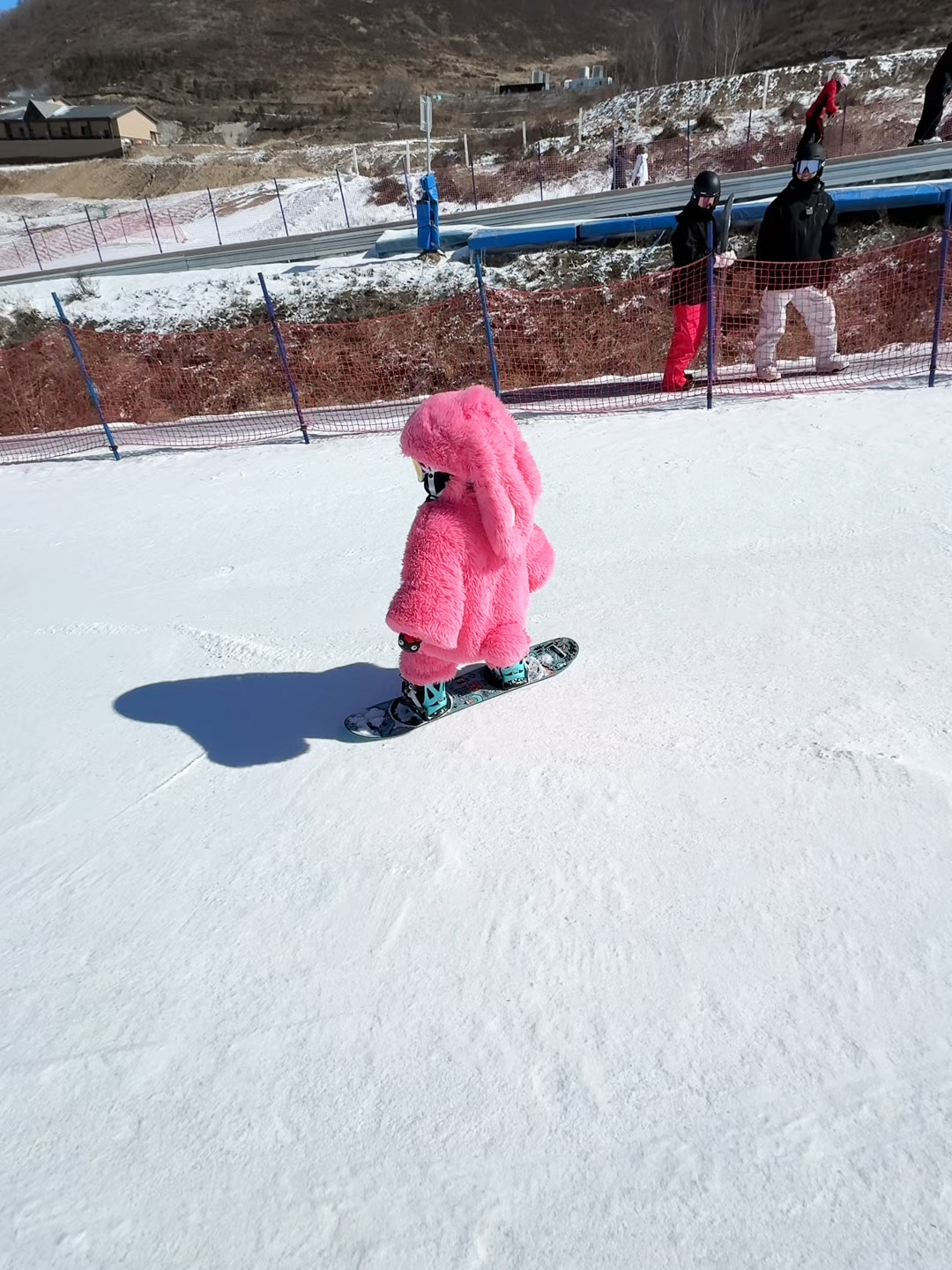 This adorable little skier is stealing everyone’s hearts on the slopes! #CuteBaby #AdorableKid #SkiingBaby #LittleSkier #WinterVibes #SnowFun #SkiLife #WinterAdventure #FamilyVlog #BabyGoals #SnowDay #EpicMoments #CuteVibes #ViralVideo #TikTokCutie #MiniSkier #SkiTok #ColdButCute #WinterWonderland #BabyOnTheSlopes