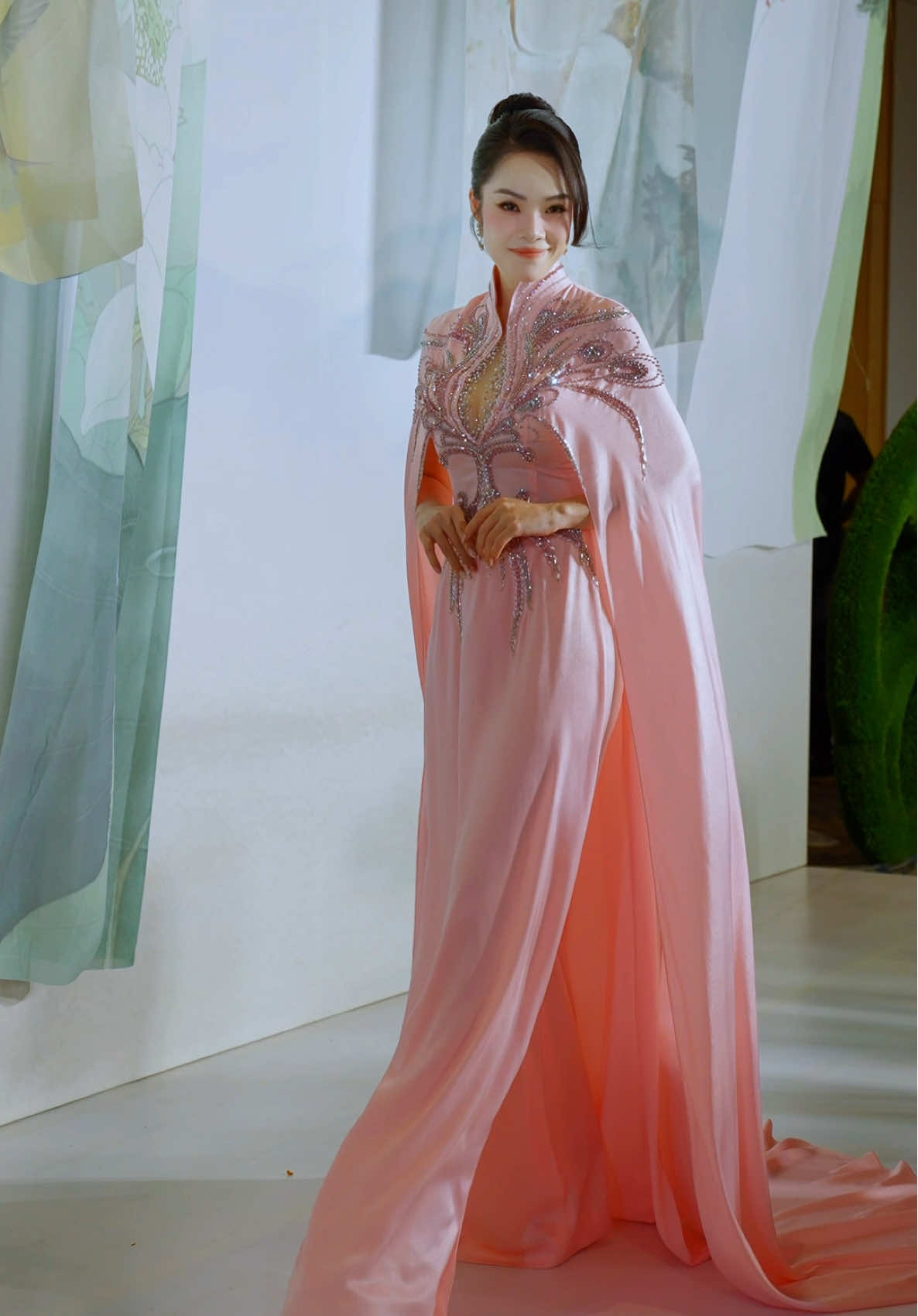 Một tuyệt tác Haute Couture trên thảm đỏ Lụa là Trà Hoa. Trang phục với điểm nhấn ở phần cổ áo choàng được đính kết pha lê thủ công, tạo hiệu ứng lấp lánh như một dải ngân hà mang lại vẻ ngoài lộng lẫy, quyền lực cho diễn viên Dương Cẩm Lynh. #LuaLaTraHoa #FashionShow2025 #LinhSanCouture #NTKLinhSan #LinhSan 