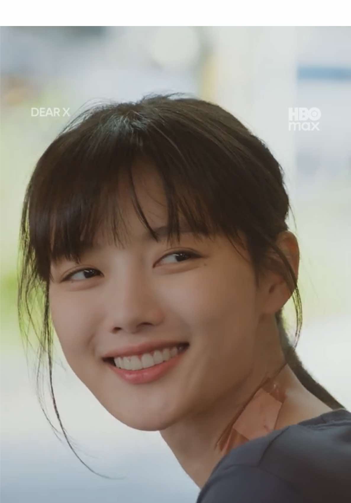 Di balik senyum yang menawan, ada tangan yang menarik semua benang. Dear X, bersama #KimYoujung #KimYoungdae #KimDohoon & #LeeYulEum, tayang perdana 6 Nov hanya di HBO Max. #DearX