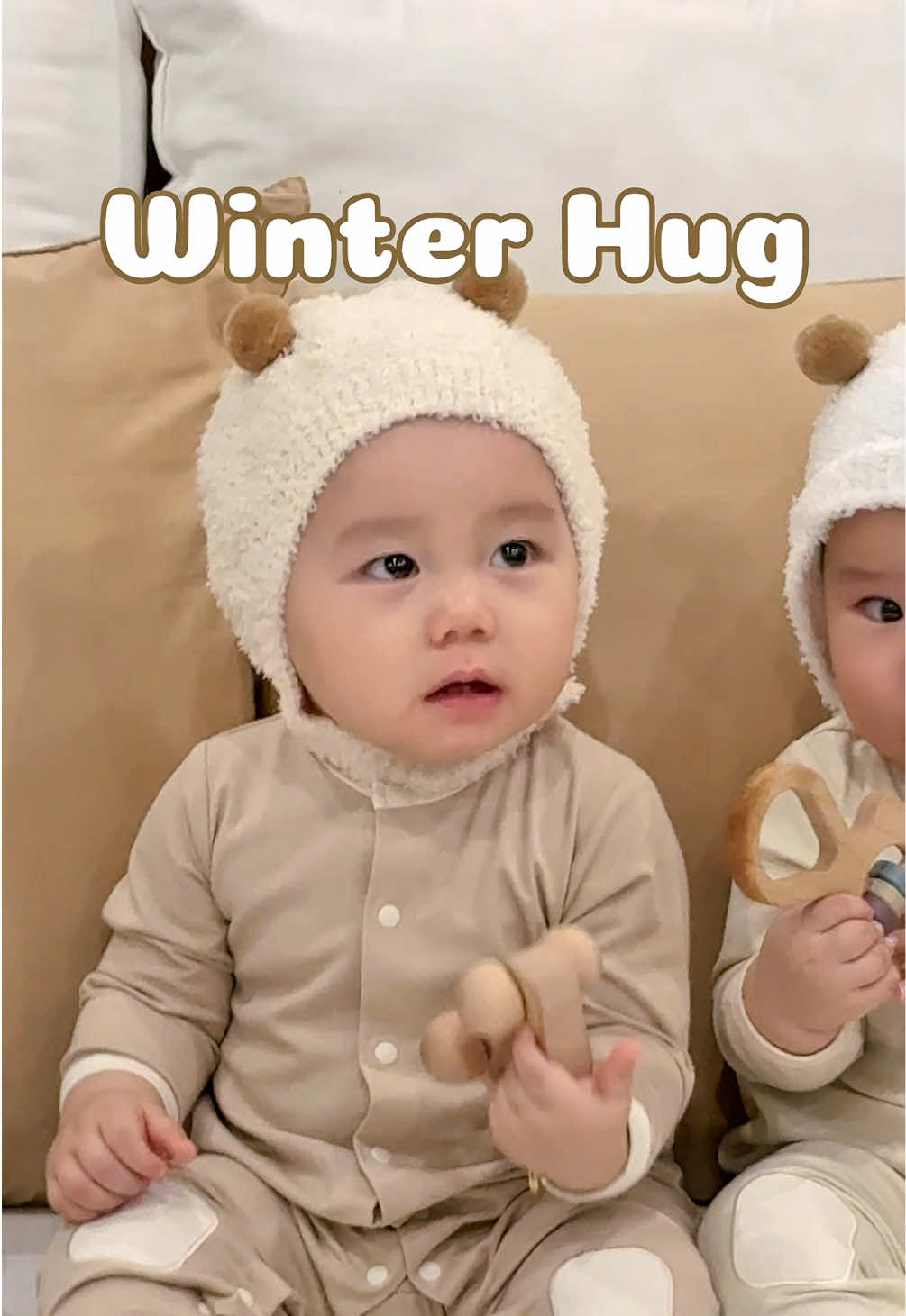 Bé con của mẹ đón mùa đông đầu tiên thật ấm áp và vui vẻ. Embes rất vui vì tạo được cảm giác ấm áp cho các em nhỏ #Embes #embesvietnam #simplycomfortable 
