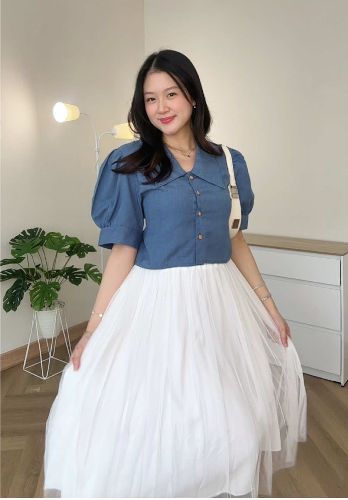 pake rok tutu kaya gini aura feminine-nya lgsg dapet bgt 😙🤍💭 #ootdwanita #roktutu #bajudenim #outfitinspo 