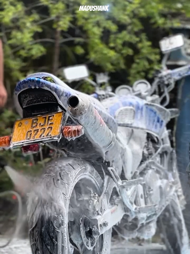 වැස්සෙ තෙමුනාම නාන්න ඕනේනේ... ❤️🥹 #honda #hornet250 #froyou #viral #tiktok 