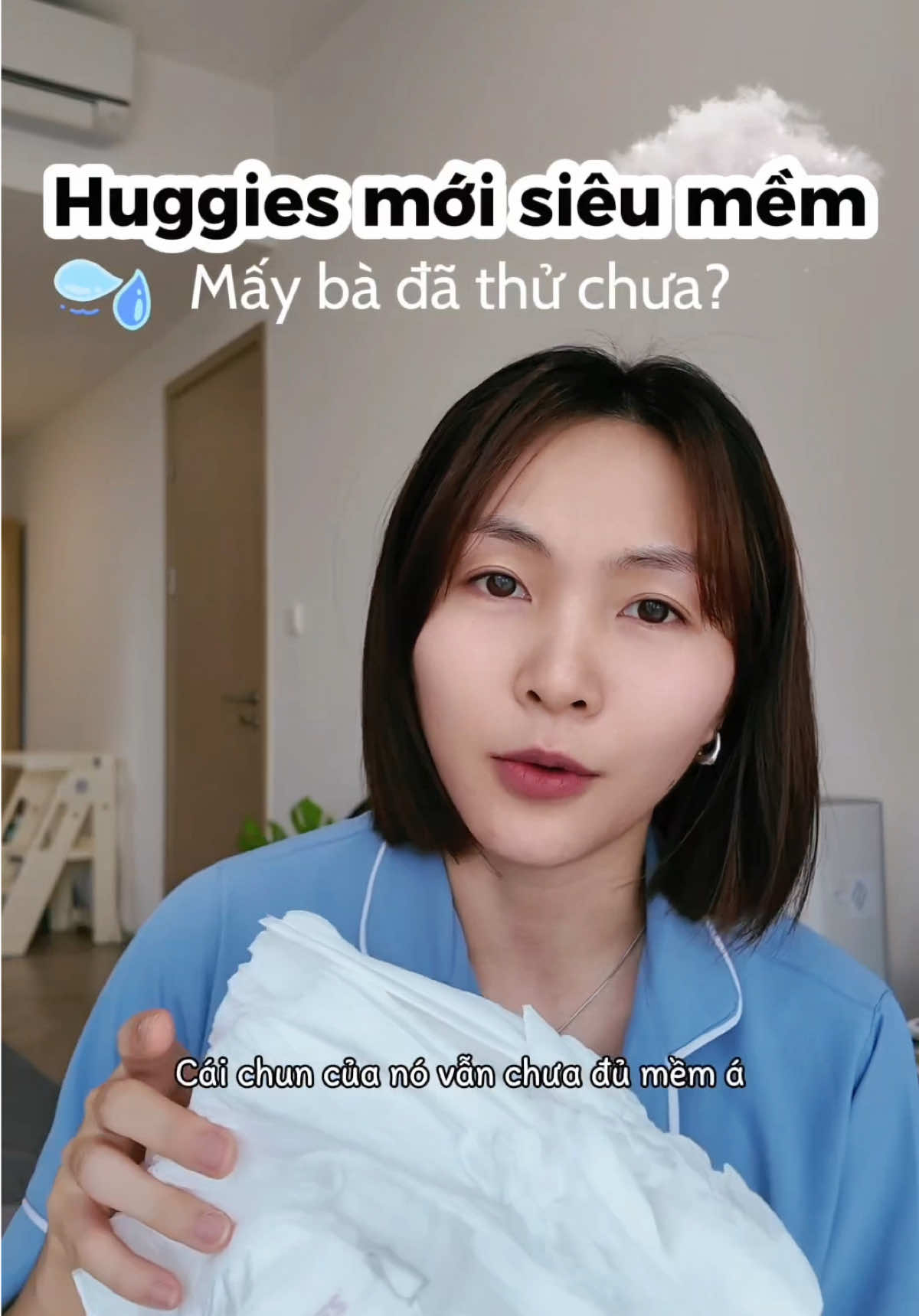 Bỉm mới này mềm mềm bông bông thích cực lun mấy bà. Người ta đóng đêm thôi còn tui đóng cả ngủ trưa luôn, mấy lúc khác thì con tui không cần xài bỉm nữa rồi. #demichamcon #huggiesblacklabel #bimdemhuggies 