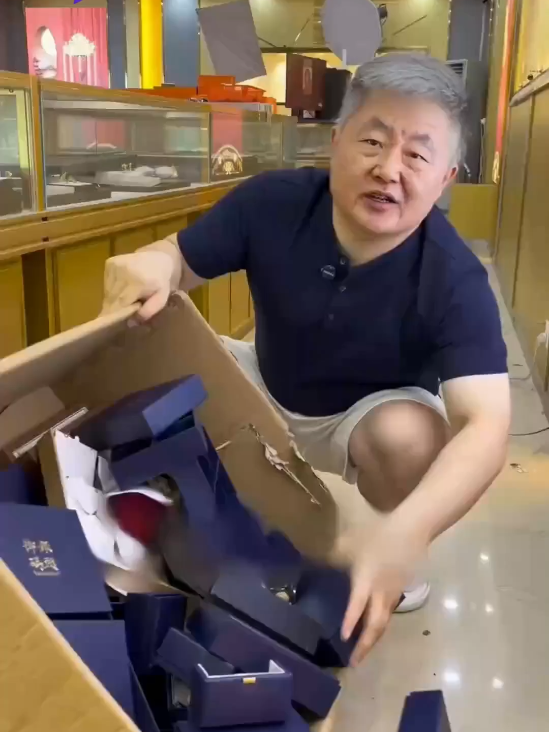 สร้อยคอลูกบลูน้อย สง่างาม เหมาะสำหรับทุกสไตล์ และเป็นสินค้าพิเศษฤดูหนาว - ฝน ค่ะ. เมื่อใส่บนนั้น จะดูเรียบง่ายและสูงคลาส! 🍁🎗️💎