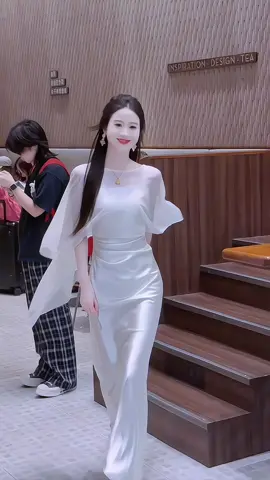 Đầm lụa đuôi cá kèm áo choàng tơ sang chảnh #damlua #damluasangchanh #damxinh #thoitrangnu #xuhuong 