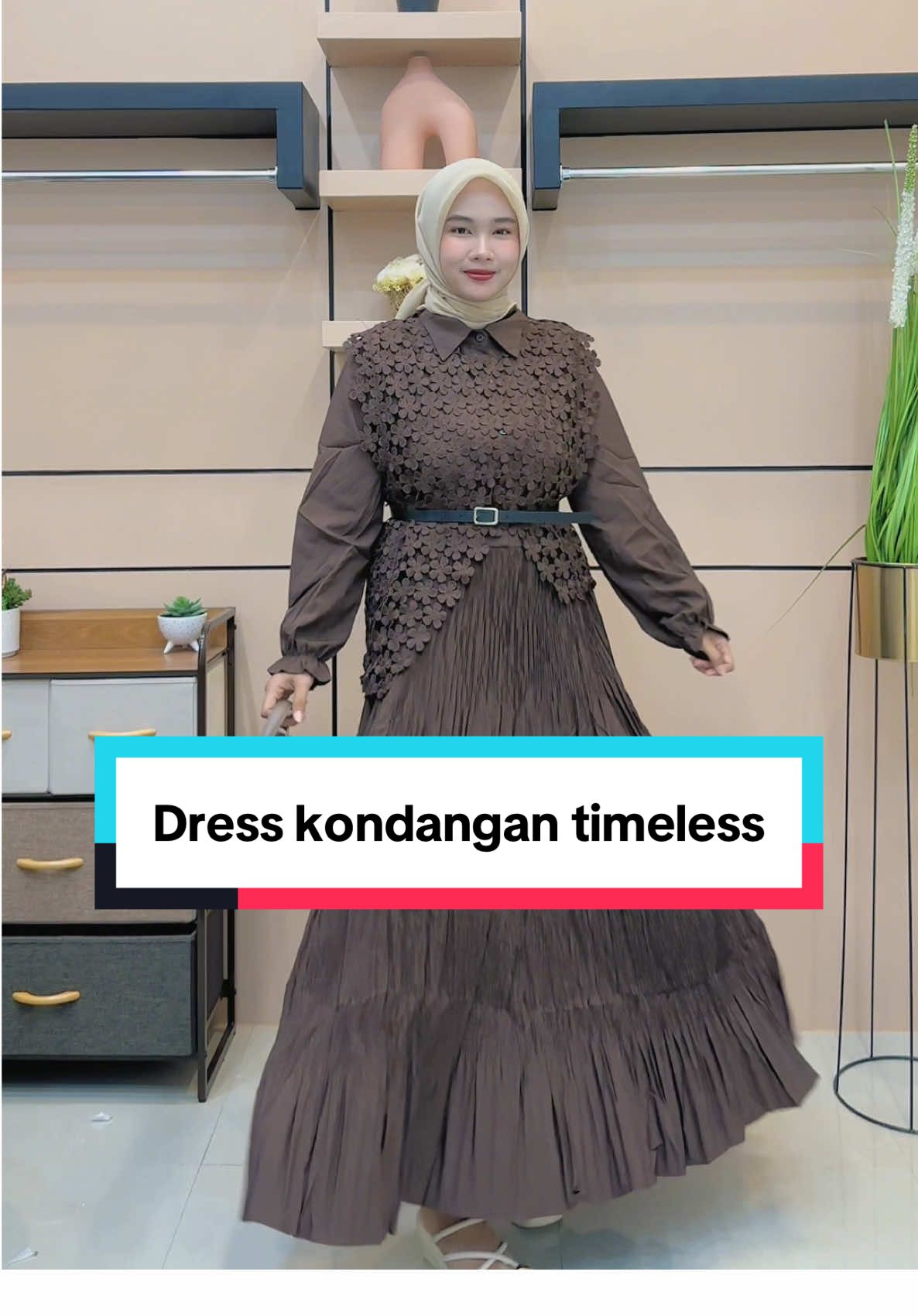 Rekomendasi dress buat kondangan yang looksnya simple tapi mewah🫣✨ Sandra dress mahogany rekomendasinya nih bun, biar bunda ga bosen pake batik terus😚🤏🏻 #fyp #viraltiktok #ootdhijab #casualoutfit #ootdfashion  