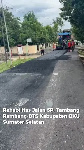 Halo Sobat Nagatarung !! Pemprov Sumatera Selatan di bawah kepemimpinan Gubernur H. Herman Deru terus berupaya meningkatkan kualitas infrastruktur di berbagai wilayah. Melalui Dinas PU Bina Marga dan Tata Ruang, saat ini tengah dilakukan rehabilitasi Jalan Simpang Tambang Rambang – Batas Kabupaten OKU sebagai bagian dari pemeliharaan berkala. Langkah ini menjadi wujud nyata komitmen Pemprov Sumsel dalam menghadirkan jalan yang aman, nyaman, dan berdaya dukung tinggi bagi pertumbuhan ekonomi masyarakat.