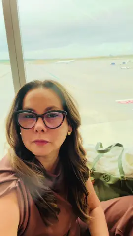 ¿Sabías que en el aeropuerto de Charlotte Douglas, en North Carolina, puedes acceder al Launch The Club? 🛫✨ con tu tarjeta Priority Pass?  Tienen sofás comodísimos donde puedes echarte una siestita antes del vuelo 😴 (por eso mi cara de dormida) 😝 o simplemente disfrutar la vista increíble de los aviones despegando. De verdad, uno de los lounges más lindos, tranquilos y limpios en los que he estado. Perfecto para hacer una pausa entre vuelos. ☕️🌤️ #CharlotteAirport #TheClubCLT #AirportLounge #ViajandoSolas #TravelTips      