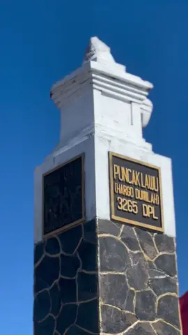 Gunung Lawu adalah gunung berapi yang terletak di perbatasan Jawa Tengah dan Jawa Timur dengan ketinggian 3.265 mdpl, dan menjadi tujuan populer bagi pendaki dan peziarah. Gunung ini memiliki tiga puncak utama: Hargo Dalem, Hargo Dumiling, dan Hargo Dumilah (puncak tertinggi). Lawu juga terkenal dengan keindahan alamnya seperti savana Gupakan Menjangan, dan dianggap memiliki nilai spiritual yang kuat karena sejarah dan legenda yang menyelimutinya. #gununglawu #lawuviacetho 