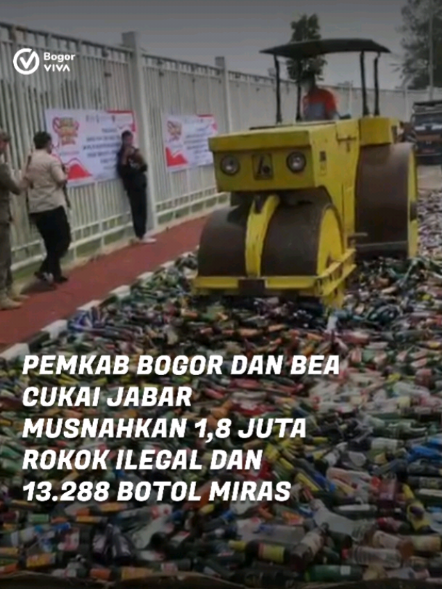 Pemerintah Kabupaten Bogor bersama Kantor Bea dan Cukai Bogor menegaskan komitmennya memerangi peredaran barang ilegal dengan memusnahkan lebih dari 1,8 juta batang rokok ilegal dan 13 ribu botol minuman beralkohol di Stadion Pakansari, Cibinong, Selasa 21 Oktober 2025.  Ribuan barang hasil sitaan ini merupakan hasil dari operasi gabungan Satpol PP Kabupaten Bogor dan Bea Cukai Bogor yang digelar dalam beberapa bulan terakhir di berbagai wilayah.  Aksi pemusnahan tersebut turut dihadiri oleh Kepala Kantor Pelayanan Utama Bea dan Cukai Jawa Barat Finari Manan, Bupati Bogor Rudy Susmanto, Kasatpol PP Cecep Imam Nagarasi, serta perwakilan dari TNI, Polri, Kejaksaan, dan unsur Pemerintah Daerah Kabupaten Bogor. □Lengkapnya baca di bogor.viva co.id #vivabogor 