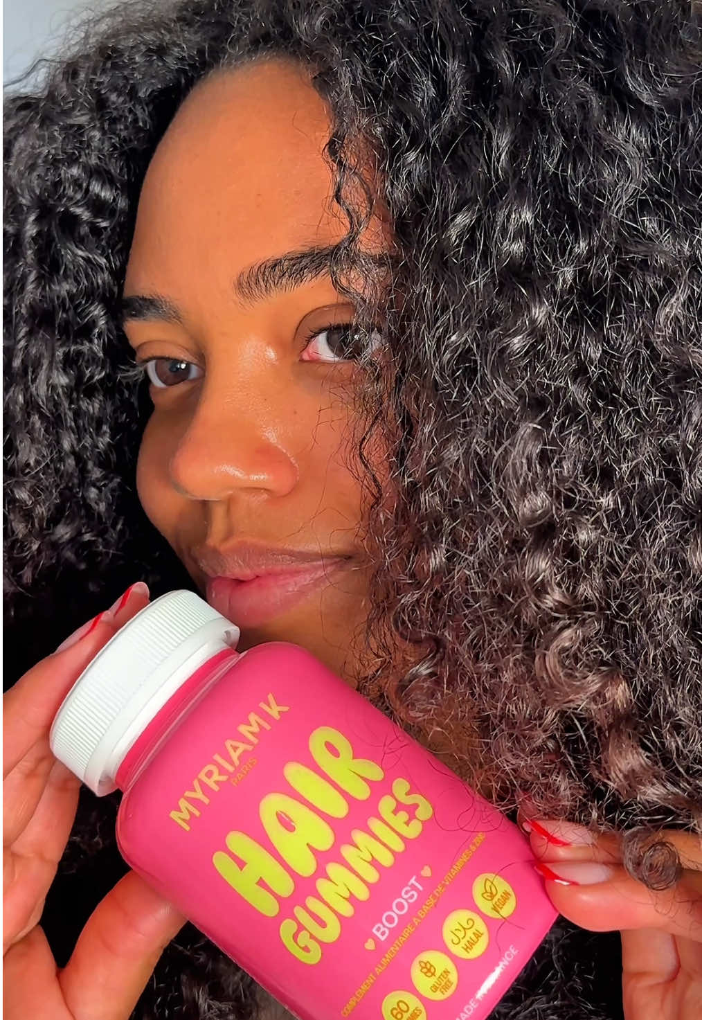 La beauté capillaire ça commence aussi de l'intérieur avec nos HAIR gummies  ✨ 20 000 % de biotine, vitamines et zinc 🍬 Vegan, sans gluten, sans colorants artificiels 🇫🇷 Fabriquées en France Routine de 30 jours pour booster la pousse, renforcer la fibre et apporter brillance et densité ✨ As-tu testé les Love Gummies ? #MyriamK #HairVitamins #PousseCheveux #RoutineCapillaire #HairGoals