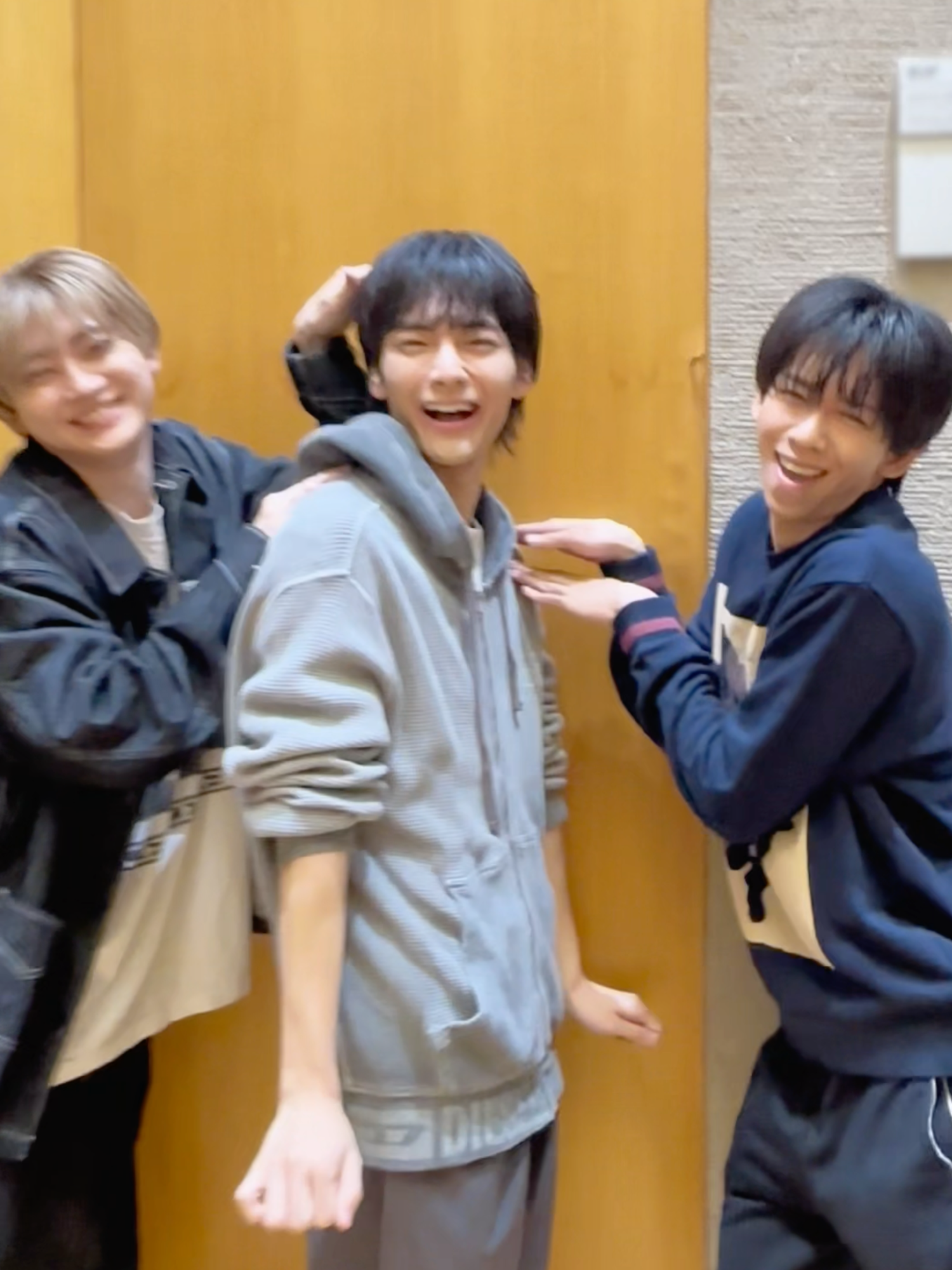 原因は自分にある。の #武藤潤 さんと”ちょ待って！！！” @gnjb_official @yu_ki_bullettrain5 #超特急Mステに向けて爪トギ中 #リョウガ #ユーキ  #超特急