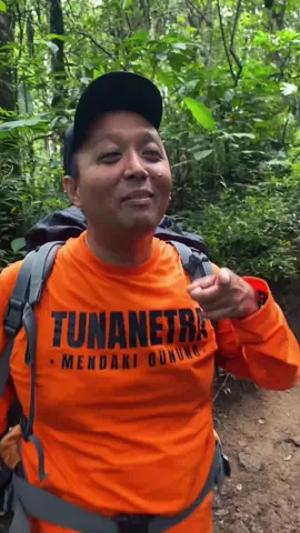 Gunung gede via putri ngerasain tangga akar😆🔥 #gununggedepangrango #pendakitunanetra #difabelindonesia #viaputri #fypシ゚ 