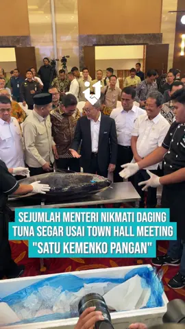 Momen penuh keakraban mewarnai Town Hall Meeting Satu Kemenko Pangan bertema “Setahun Bekerja, Pangan Swasembada, Negara Berdaya” yang digelar di Jakarta, Selasa (21/10/2025). Seusai acara, para Menteri tampak antusias menyaksikan langsung proses pemotongan ikan tuna segar berukuran besar. Tidak hanya menonton, beberapa di antaranya turut mencoba potongan daging tuna segar yang baru dibelah, sembari berbincang santai mengenai capaian dan tantangan sektor pangan nasional. 📹: Investortrust/Dicki Antariksa #SatuKemenkoPangan #PanganSwasembada #Investortrust #TownHallMeeting #KemenkoPangan   