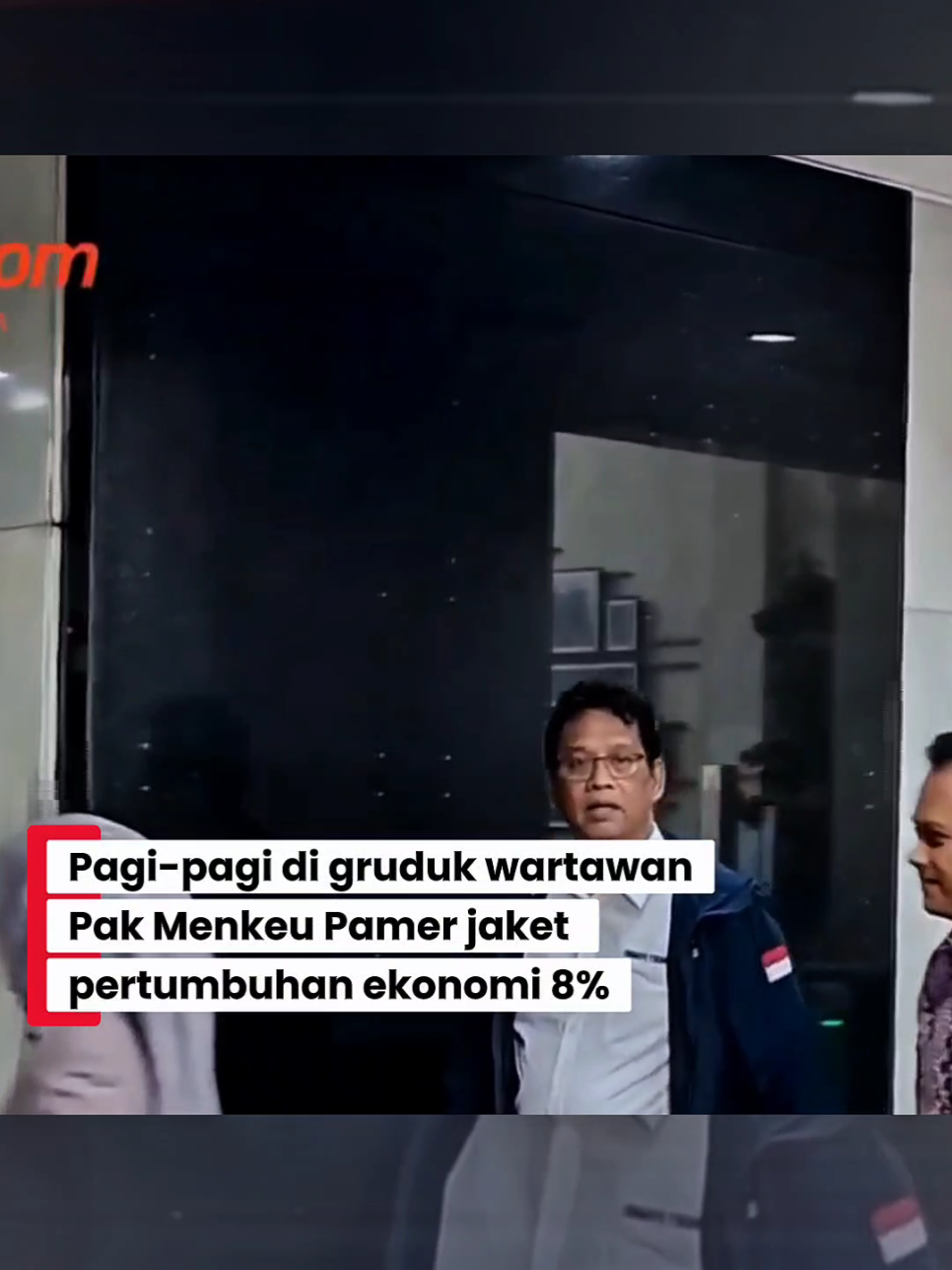 pak menkeu pamer jaket pertumbuhan ekonomi 8% 