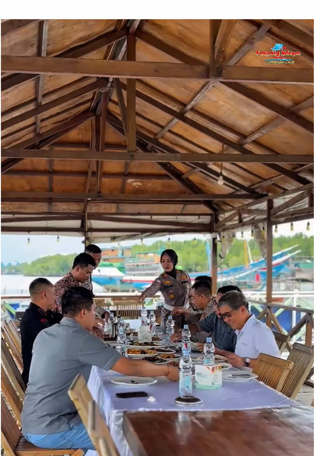 Selamat datang Bapak ☺️ Kami senang sekali  Bapak berkenan berkunjung ke restoran kami #kampoeng_nelayan_resto #pariwisatariau #rockygerung #poldariau #kapolresdumai 
