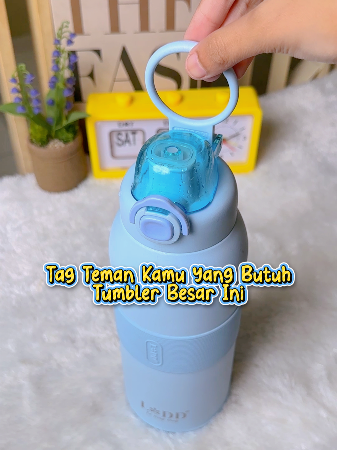 Siapa sih yang paling butuh tumbler 1 liter ini? 😍 Kapasitasnya gede banget, tahan dingin sampai 36 jam, dan anti bocor banget karena tiap celahnya udah dilapisi silikon! Minum praktis tinggal tekan, nggak takut tumpah meski dibawa kerja, olahraga, atau jalan jauh 💧✨ Langsung tag orangnya di kolom komentar ya! 👇 Atau langsung checkout sebelum kehabisan 🔥 #Tumbler1Liter #TumblerBesar #TumblerAntiBocor #TumblerKekinian #TumblerPraktis #TumblerEstetik #TumblerKuat #TumblerKantor #TumblerTravelling #TumblerSeharian #TumblerSporty #TumblerViral #TumblerKapasitasBesar #TumblerTahanDingin #TumblerModern #PerlengkapanMinum #MinumSehat #HydrationGoals #StayHydrated