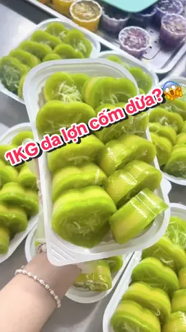 Bánh da lợn cốm dừa là một biến tấu độc đáo của món bánh da lợn truyền thống Việt Nam, mang hương vị vừa quen vừa lạ. Chiếc bánh này cũng là 1 trong những set bánh mà mọi người đem đi biếu nhiều nhất ạ🥰 ————————————————— 𝑩𝒂́𝒏𝒉 𝒅𝒂 𝒍𝒐̛̣𝒏 𝑻𝒉𝒖 𝑸𝒖𝒚̀𝒏𝒉 📍50D Ngõ Gốc Đề, Hoàng Mai, Hà Nội 📞0976710016 (nhắn dép lào để đặt bánh) ⏰Thời gian mở cửa: 6h30-22h Hằng ngày (hoặc đến khi hết bánh)  #banhdalonthuquynh #banhmientayhanoi #banhcomhanoi #banhdaloncomdua #comhanoi 