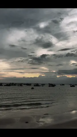 có một người đã đứng chờ em tối nay…#xuhuongtiktok #viralvideo #buon_tam_trang #binhyen #chill 