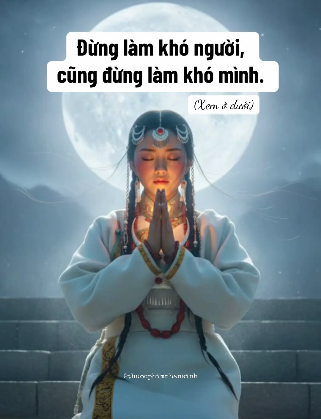 Cuộc đời này, ai cũng đang mang trong tim một câu chuyện mà người khác không biết. Có người chọn bước nhanh, có người lặng lẽ đi chậm. Có người sống để chinh phục, cũng có người chỉ muốn ngồi bên hiên nhà nhìn nắng rơi, thở một hơi dài mà thấy đời vẫn đáng sống. Vì thế, đừng vội phán xét ai. Đừng ép ai sống theo cách mình muốn. Bởi điều khiến con người mệt mỏi không phải là những bước đường, mà là ánh nhìn – khi ta luôn muốn họ phải đi theo con đường của ta. Khổng Tử từng dạy: “Biết người là trí, biết mình là sáng.” Người biết sống an nhiên là người hiểu – mỗi linh hồn đều có nhịp riêng, mỗi người đều có mùa của mình. “Không làm khó người” là một nghệ thuật sống – nơi lòng vị tha thay thế cho phán xét. Ai trong đời chẳng từng có lúc yếu lòng, sai sót, hoặc lạc hướng. Có người đang cười hôm nay, nhưng đêm qua đã khóc trong lặng lẽ. Có người ngoài mặt mạnh mẽ, nhưng trong lòng lại đầy vết nứt không ai nhìn thấy. Thế nên, khi ta đủ bao dung để không vội chỉ trích, lòng ta cũng được nới ra một khoảng sáng. Tha thứ cho người khác, kỳ thực là ta đang giải thoát chính mình. Còn “không làm khó mình” – là bài học của sự trưởng thành. Đôi khi, người khiến ta tổn thương không phải ai khác, mà chính là bản thân – khi ta cứ mãi cố níu giữ điều không thể thay đổi, khi ta cứ dằn vặt vì những thứ đã qua. Marcus Aurelius từng viết trong Meditations: “Hạnh phúc của đời người phụ thuộc vào chất lượng của những suy nghĩ trong đầu họ.” Và đúng thế, nhiều nỗi khổ trong đời không đến từ hoàn cảnh, mà đến từ việc ta không chịu buông. Buông không phải là bỏ cuộc, mà là chấp nhận. Chấp nhận rằng có những điều không thuộc về mình, có những người không thể ở lại, có những giấc mơ chỉ đến để dạy ta biết trân trọng hiện tại. Khi ta biết mỉm cười với những gì không thể đổi thay, lòng sẽ bình yên hơn cả ngàn lần tranh thắng. Người xưa nói: “Thuận theo lẽ đời – ấy là an nhiên.” Cuộc sống vốn dĩ chẳng cần ta phải cưỡng cầu. Mỗi người đều có bài học riêng để học, có nghiệp riêng để trả, có con đường phải đi – không ai thay ai được. Thế nên, hãy để họ là họ, hãy để ta là ta. Đừng cố gò ai vào khuôn của mình, cũng đừng ép bản thân sống theo khuôn người khác. Bởi mỗi lần ta cố gắng làm vừa lòng thiên hạ, là một lần ta đánh mất chính mình. Có người chọn ánh đèn sân khấu, có người chỉ cần ánh trăng trước hiên nhà. Có người muốn leo đỉnh núi, có người chỉ muốn trồng một luống hoa. Không có con đường nào cao quý hơn – chỉ có con đường nào khiến ta thấy nhẹ nhõm hơn mà thôi. Khi ta hiểu rằng, ai rồi cũng có hành trình riêng – ta không còn muốn sửa ai nữa. Ta học cách lùi lại, mỉm cười và chúc phúc. Ta biết rằng mỗi linh hồn đều đang đi qua những kiếp học để hoàn thiện mình. Người hôm nay làm tổn thương ta, có khi chỉ đang đóng vai “người đưa thư” cho bài học mà số phận gửi đến. Lão Tử từng nói: “Người thuận theo tự nhiên thì tâm an, người cưỡng cầu thì tâm loạn.” Mọi khổ đau đều bắt đầu từ hai chữ “phải”: Phải hơn, phải đúng, phải được yêu, phải được hiểu. Nhưng càng “phải”, ta càng đánh mất tự do trong chính tâm mình. Vậy nên, đừng làm khó người – vì ai cũng đang gồng gánh một điều gì đó mà ta không biết. Và cũng đừng làm khó mình – vì cuộc đời vốn đã đủ mỏi mệt rồi. Biết mỉm cười, biết bước chậm lại, biết buông khi cần – ấy mới là trí tuệ. Biết yêu người, biết thương mình – ấy mới là lòng nhân. Một ngày nào đó, khi ta đủ lặng để nhìn đời, ta sẽ hiểu: Mọi sự đến và đi đều có duyên. Người ở lại – dạy ta yêu thương. Người rời đi – dạy ta trưởng thành. Mọi thứ đều đúng lúc, đúng vai, đúng bài học. 🌿 “Không làm khó người, không làm khó mình – chính là cảnh giới cao nhất của lòng tử tế.” #thuocphimnhansinh  #trietlycuocsong  #trietlyphatgiao  #chualanh  #yeuthuong 