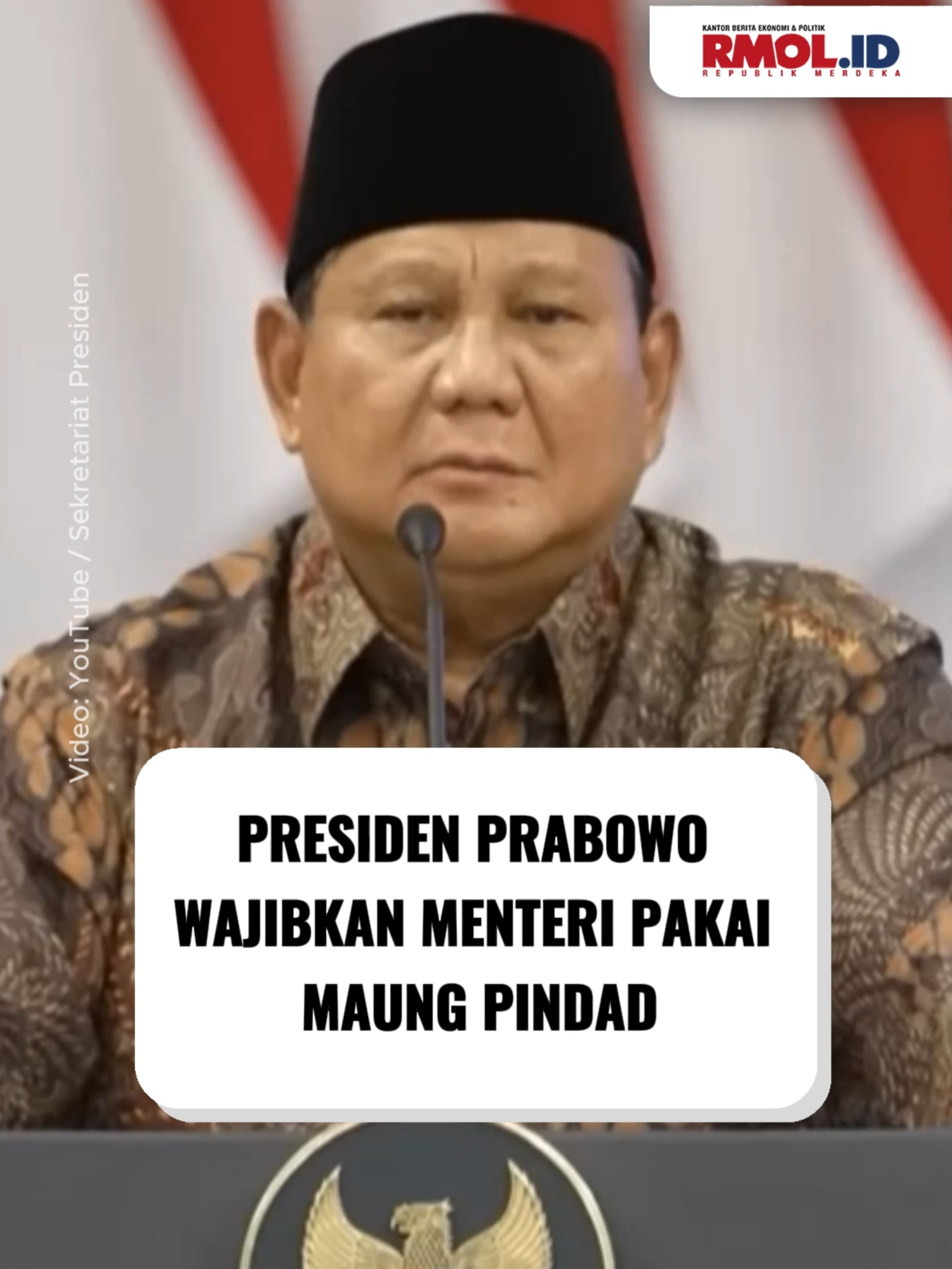 ‎Presiden Prabowo Subianto menginstruksikan seluruh menteri menggunakan Maung Pindad sebagai mobil dinas resmi. ‎ ‎Kebijakan ini disampaikan Prabowo saat memberikan arahan dalam sidang kabinet paripurna setahun pemerintahannya di Istana Negara, Jakarta, Senin, 20 Oktober 2025. ‎ ‎Ia meminta para menteri tidak lagi memakai mobil jenis lain saat bertugas atau dipanggil ke Istana. ‎ ‎“Dan sebentar lagi saudara-saudara semua harus pakai Maung, saya nggak mau tahu tu. Mobil-mobil bagus pakai kalau libur saja, ya pada saat saya nggak panggil kau, bolehlah kau pakai mobil itu,” ujarnya. ‎ ‎Prabowo menegaskan, penggunaan Maung Pindad menjadi bentuk kebanggaan terhadap produk buatan Indonesia. ‎ ‎Bagaimana menurut kamu? Naskah: Sarah Alifia Suryadi Video Editor: Andre Rangga #rmol #republikmerdekaonline #presiden #indonesia #prabowo #menteri #mobil #maung #pindad