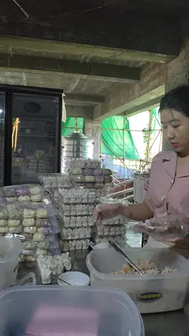 #ကလည်းမကတတ် #ဆယ်လီလည်းမဟုတ်ဘူး #ချစ်တဲ့မျက်စိနဲ့ကြည့်ပေးပါ😍😘 #ဖက်ထုပ်အသားပေါင်းလာပြတာ #စားဖူးလား #အစားအသောက်ချစ်သူများအတွက် #foryoupage❤️ 