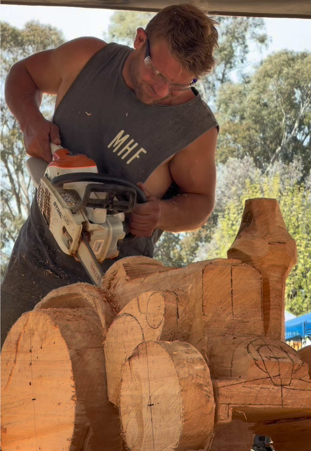 Lanz Bulldog carved over two days at the Mountain Cattleman’s Annual get together, keep your eyes peeled for part two ✌🏽🚜 #lanzbulldog #tractor #woodcarving #chainsawcarving #stihl 