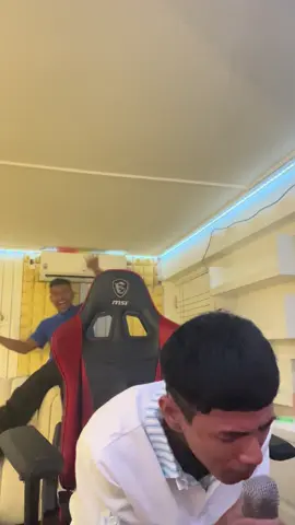 Me:ពេលមានមិត្តភក្កិច្រៀងពិរោះ