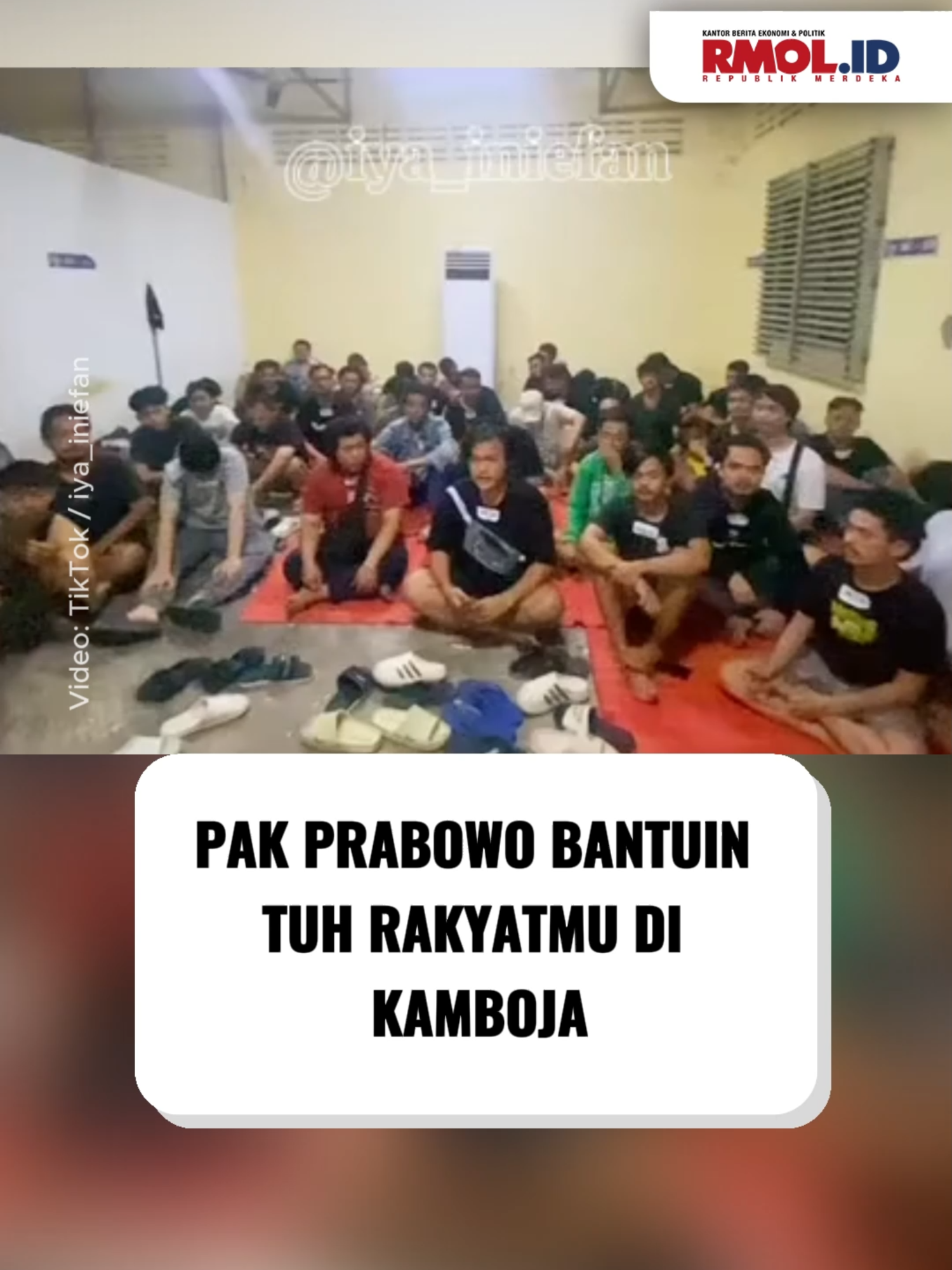 Sebuah video memperlihatkan ratusan warga negara Indonesia (WNI) korban perusahaan scam perjudian online di Kamboja viral. Para korban memohon bantuan Presiden Prabowo Subianto agar bisa dipulangkan ke Tanah Air. Salah satu korban mengatakan mereka kini terjebak di tempat karantina imigrasi Kamboja tanpa biaya untuk kembali ke Indonesia. “Hari ini, 20 Oktober 2025, kami meminta bantuan kepada Bapak Presiden dan Pemerintah Indonesia terkait biaya pulang. Di perusahaan sebelumnya kami tidak digaji,” ujarnya. Mereka juga mengaku keluarga di Indonesia tidak memiliki uang untuk membantu pembelian tiket. “Kami sangat berharap Bapak Presiden dan Pemerintah bisa membantu kami pulang,” tambah Afrizal. Sebelumnya, diketahui sebanyak 110 WNI berhasil kabur dari perusahaan judi online di Chrey Thum, Kamboja. Kini mereka masih berada ditempat karantina imigrasi Kamboja menunggu kepastian kepulangan. Video Editor: Andre Rangga #rmol #republikmerdekaonline #presiden #indonesia #prabowo #WNI #pekerja #kamboja #cambodia