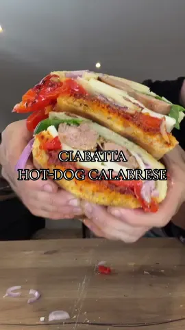 HOT-DOG CIABATTA | Aujourd’hui fratello c’est Ciabatta mais pas n’importe laquelle, on va faire un hot-dog calabrais ! MAMMA MIA 🤌🏽🥪🇮🇹 🥪 : Nduja di Spilinga, Poivrons Grillés, Cipolla di Tropea, Pecorino e Salsiccia Calabrese.  #sandwich #hotdog #pourtoi #fyp #mammamia 