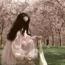 —ᴬᵏᵘ ˢⁱᵇᵘᵏ ᵐᵉⁿᶜᵃʳⁱ ˢᵒˢᵒᵏ ᵈⁱʳⁱᵐᵘ — Aku selalu mencari sosok dirimu, di antara bayang dan cahaya yang samar, di sela napas malam yang berbisik lirih, di antara serpihan waktu yang retak, di balik malam yang menolak tenang, aku menggali luka demi luka, mencari jejakmu yang telah lama hilang. Aku mencarimu di setiap bayang, di setiap wajah asing yang berlalu, namun semuanya hanyalah pantulan hampa, tak satu pun menyerupai dirimu. Waktu telah jauh berjalan, tapi rinduku tetap di tempat semula, mencarimu dalam sepi yang tak kunjung reda, dalam luka yang tak pernah sembuh sempurna. Aku selalu mencari sosok dirimu— bahkan ketika aku tahu, kamu tak lagi ingin ditemukan, dan aku masih menyebut namamu dalam sekarat rindu yang perlahan mati dalam kehilangan. • • • •—𝕯𝖊𝖙𝖎𝖐✍ #tulisantangan #sajakdetik #bollywoodsong 