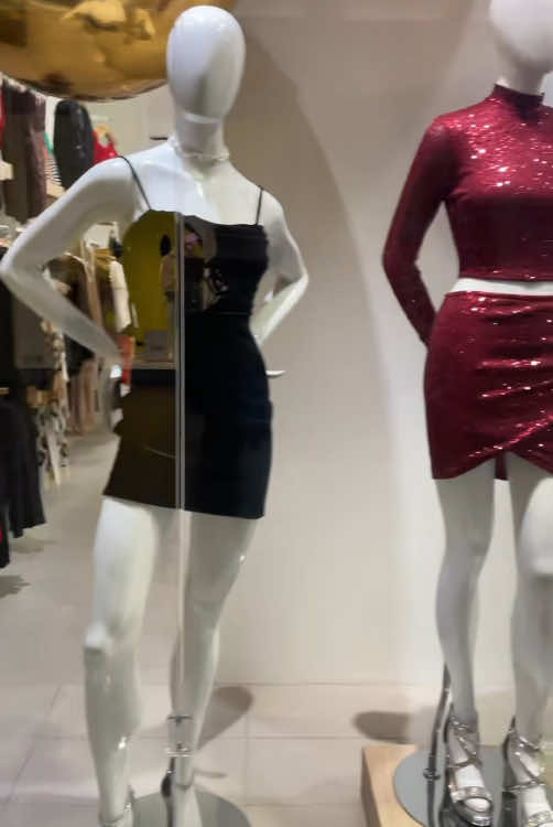 Funny mannequin poses #funny#mannequin #funnyvideos #fyp#foryou 