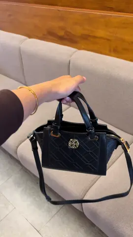 Hitam hitam bikin jatih hati 🖤✨ #taswanita #handbag #tasselempang #lescatino #fyppppppppppppppppppppppppp 