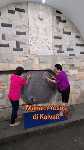 Ini adalah 'makam Yesus' yang terletak di Taman Doa Kalvari di samping Gereja Katolik Kalvari Paroki Lubang Buaya. Beralamat di jalan Masjid Al Umar No.1 Lubang Buaya Jakarta Timur. 