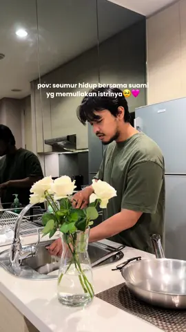 MasyaAllah nangis ngeditnya😭🥹🩷 Selalu ngutamain istrinya, suka buatin sarapan, makanan, bawain tas, belanjain, bantuin pekerjaan rumah ngepel, nyuci, suapin istrinya, pijetin, ngelakuin hal apapun buat bantu istrinya, pdhl kamu capek pulang ngantor🥺 terima kasih suamiku🩷  #ernaaditya #pasutrimilenial #allahumabarik 