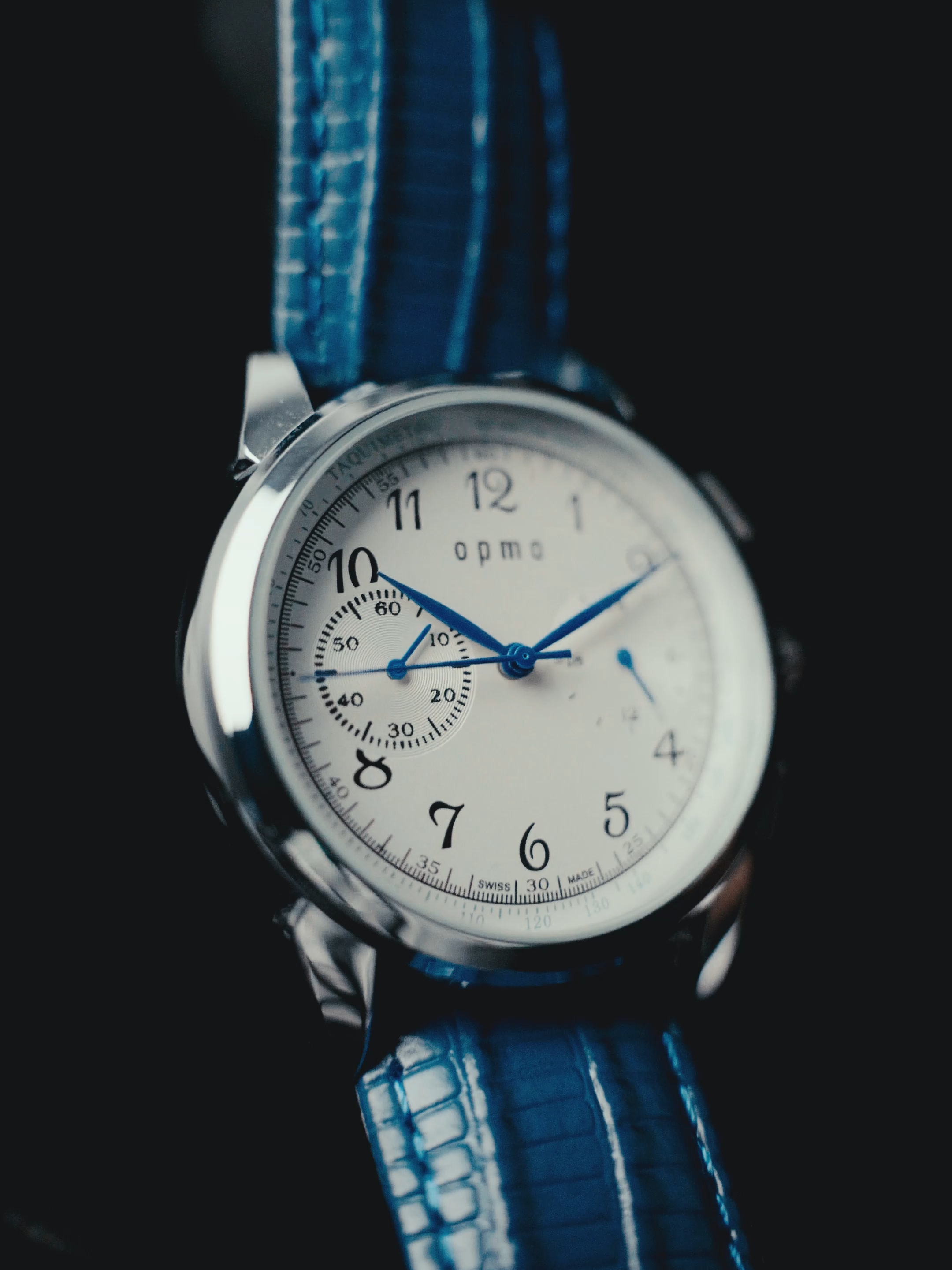 Kalau lo tipe yang nggak suka show off, tapi pengen semua detail lo keliatan “berkelas” — ini jam lo: Opmo Arthur. #OpmoArthur #GentleStyle #ClassyVibes