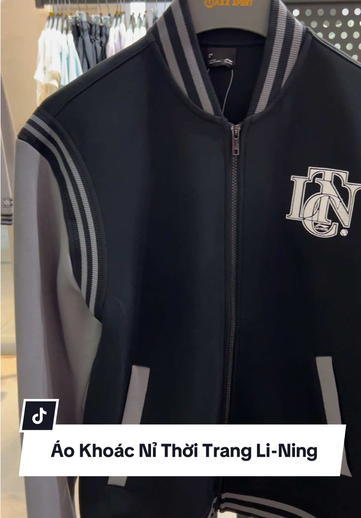 Áo Khoác Nỉ Thời Trang Mầu BLACK [ Chính Hãng Li-Ning ]  Thông số sản phẩm :  Chất liệu vải : Cotton64% Polyester36% Công nghệ : GREENSHELL Dòng sản phẩm: Thời trang/Sportlife Form dáng : Regular Fit Áo khoác nỉ form suông vừa, kiểu dáng áo khoác bóng chày kinh điển, tính linh hoạt cao, dễ mặc không kén dáng người, dễ phối đồ. Chất liệu vải thoáng khí, cấu trúc nhẹ và giữ form tốt. Công nghệ bảo vệ môi trường GREENSHELL là công nghệ tái chế nhằm tái chế rác thải nhựa, sau khi thu hồi rác thải nhựa tạo ra polyester tái chế, dệt thành sợi tái chế làm thành vải và các sản phẩm may mặc