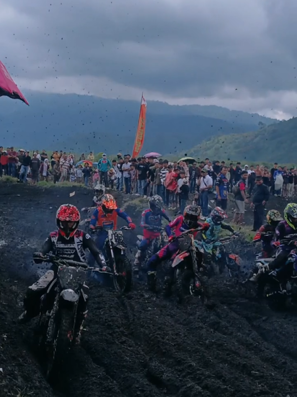 edisi bajak sawah 😂😂#grasstrack #grasstrackindonesia #lahardinginkayuaro #kayuarokerinci #gtxindonesia 