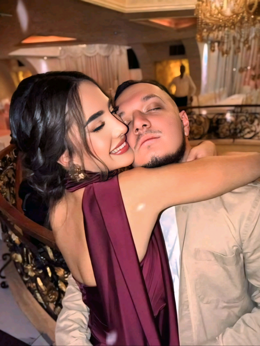 21. Srećan godinu dana Došao je taj dan Pa ljubav je pobjedila želi mi sve najbolje da mi budete još veliko ❤️💙🌟🍾#gasttozz #andjeladjuricic @Anðela🧚🏽 @#IDEGASTTOZZ 