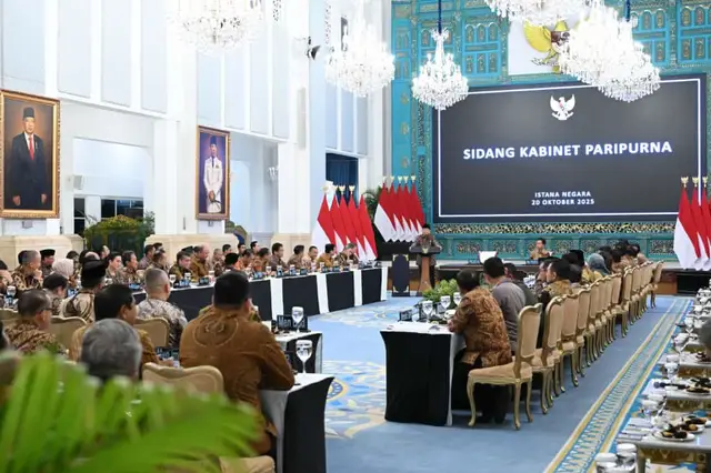 Mengikuti Sidang Kabinet Paripurna yang dipimpin oleh Bapak Presiden Prabowo dan didampingi Bapak Wakil Presiden Gibran di Istana Negara, dalam rangka memperingati satu tahun pemerintahan Kabinet Merah Putih. Bapak Presiden menyampaikan berbagai capaian selama satu tahun pemerintahan serta menekankan pentingnya ketahanan energi sebagai fondasi utama ekonomi bangsa. Dengan pengelolaan yang efisien, berdaulat, dan berkeadilan, Indonesia diyakini mampu melangkah menuju kemandirian dan kesejahteraan yang berkelanjutan. Satu tahun perjalanan ini menjadi refleksi bagi seluruh jajaran kabinet untuk bekerja lebih keras, menjaga semangat kolaborasi, serta memperkuat sinergitas dalam mewujudkan kemajuan bangsa.