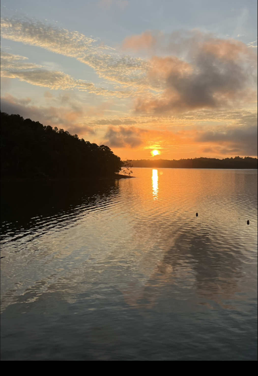 Banyak orang Banjar, terutama yang sekarang di Banjarbaru, pasti sudah sangat familiar dengan Danau Seran. Berfoto-foto di jembatan, kulineran, atau sekadar bersantai di tepiannya.  Tapi, tahukah kamu? Danau Seran ini bukan hanya bagus di permukaannya saja! Ada pemandangan bawah air yang selama ini terlewatkan. Selama ini kita mengira danau ini hanya terdiri dari air yang keruh dan ikan sepat. Bukan waktunya lagi! Kami sudah membuktikannya. Potensi bawah air Danau Seran sebenarnya bisa menjadi lahan untuk kita nikmati dengan snorkeling, free diving, bahkan scuba diving! Ya, kamu tidak salah baca! Aktivitas yang biasanya di laut, ternyata ada di danau kota kita sendiri. Apa yang tersimpan di dasar? Kamu bisa menyelam melihat struktur danau yang unik, kehidupan ikan-ikan air tawar lokal, dan merasakan pengalaman menyelam yang benar-benar berbeda sama sekali dengan di laut. Suasana yang hening, tenang, dan damai. Jadi, kawan-kawan, kapan giliran Anda? Ayo kita coba jelajahi keindahan Danau Seran dari sudut pandang yang lain. Sungguh, tidak banyak lagi yang tahu keunikan danau ini selain orang Banjar sendiri! #DanauSeran #ExploreKalsel #WisataBanjar #wisatabanjarbaru
