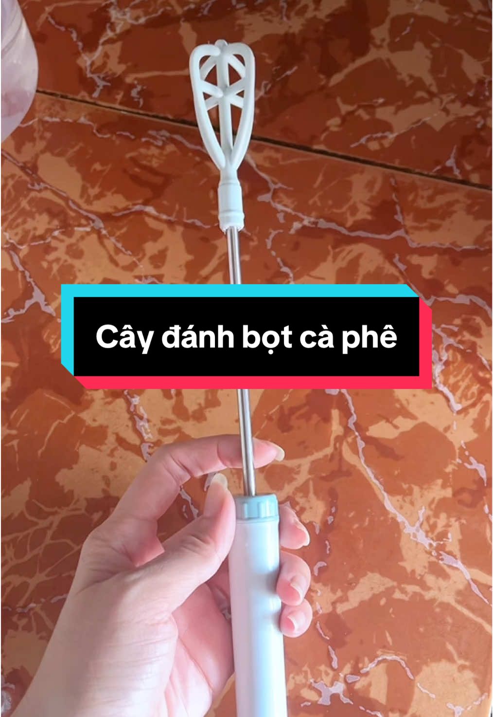 Cây đáng bọt đa năng! Vừa tạo bọt sữa, vừa đánh tan đường/trứng, lại còn không lo bị văng ra ngoài! Làm bằng Inox siêu dễ vệ sinh, dùng xong xả nước là sạch bong! Tiện lợi thế này mà không mua thì tiếc lắm nha! #phache #trending #caydanhbot #caphe #tienich 