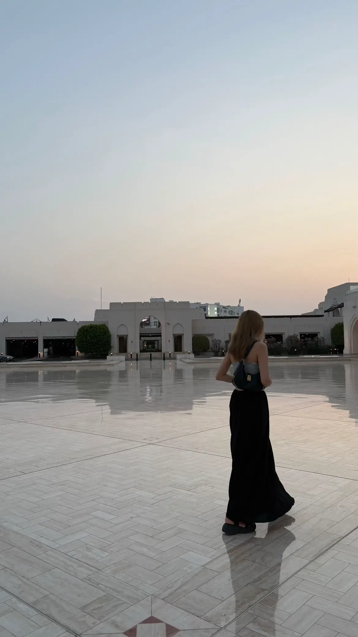 ドバイ、アブダビ旅行の後に行ったことのない国に行ってみたくてオマーンまで足を伸ばしたんだけど、人が優しくてごはんも美味しくて素敵な国だった〜 けど9月で気温が40°くらいあるからもっと涼しい時期に行くのがおすすめ 日中ほんとに暑すぎた🫠