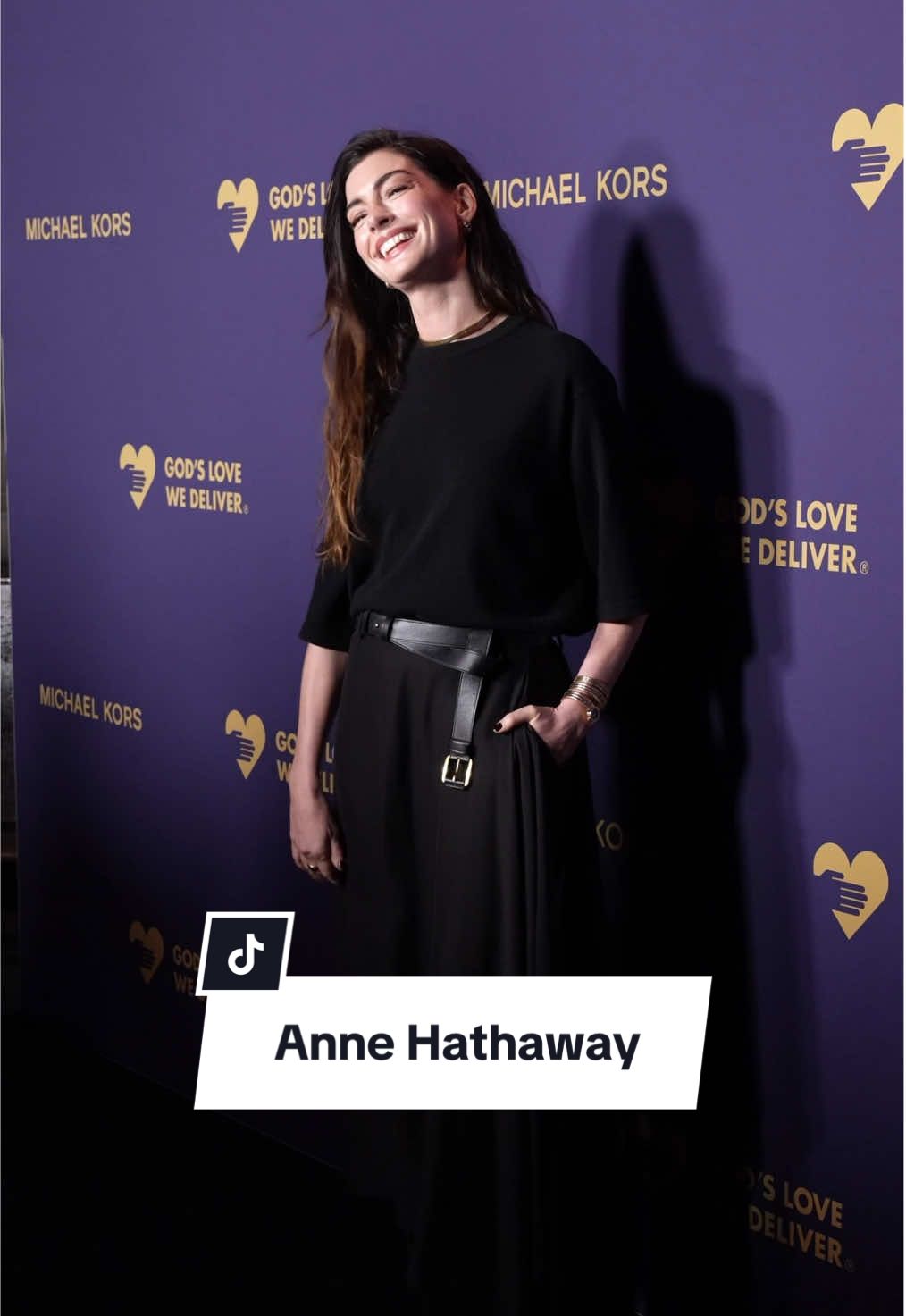 #annehathaway at the #goldenheartawards 2025 in NYC. #voguegermany #annehathawayedit #thedevilwearsprada  (Video: Getty Images)