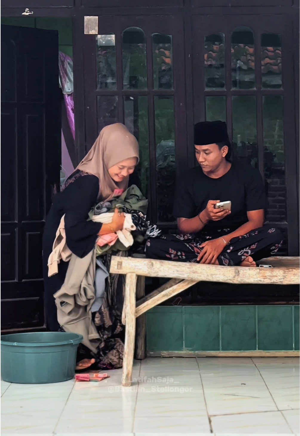 Asal ada uang semua masalah terselesaikan🤣🤣🤣#fouryoupage #madurasampangsreseh #latifahsaja_ #kontenlucu 