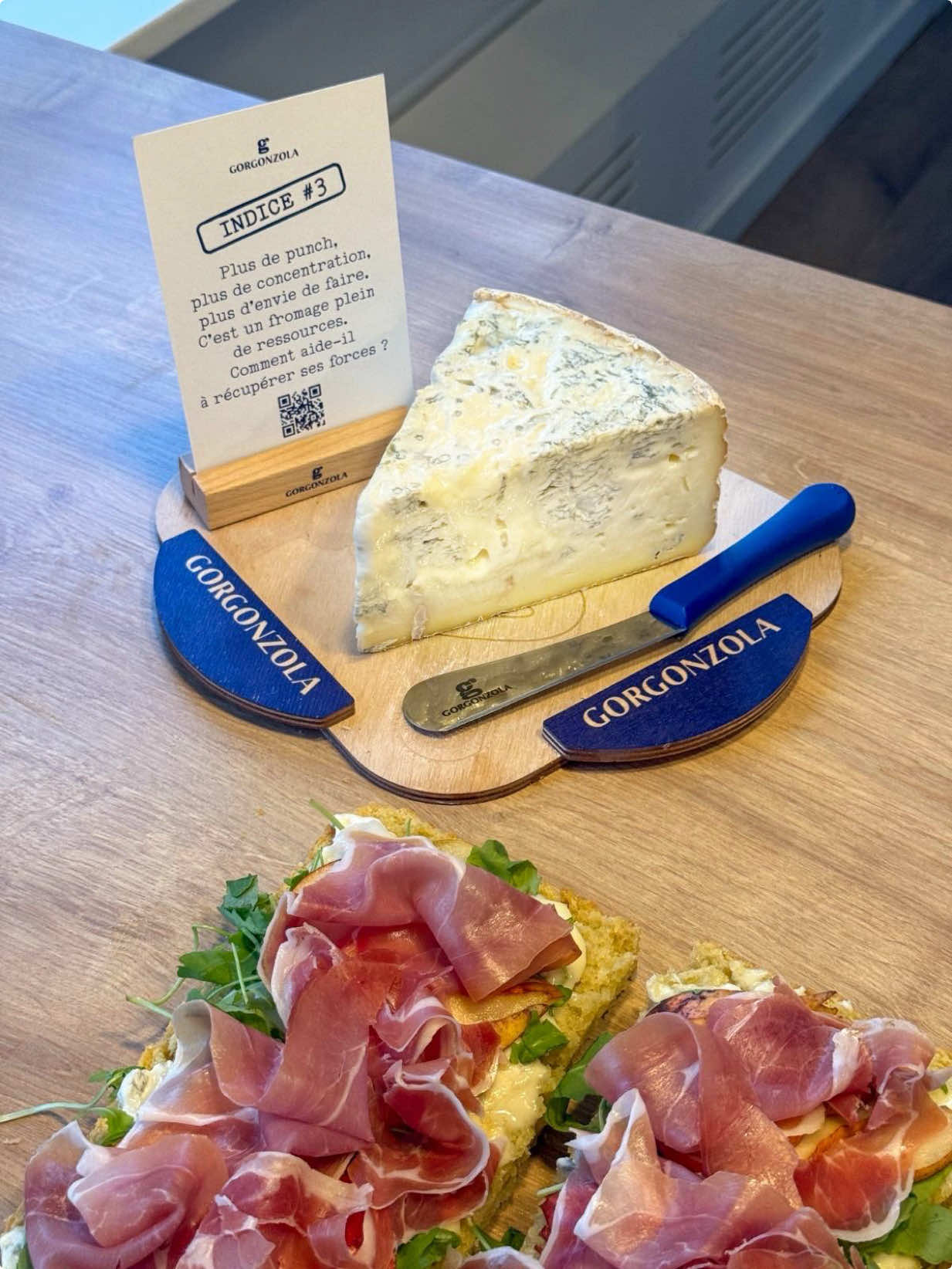 Focaccia express au gorgonzola AOP 😍 Avec la recette, j’ai découvert que le Gorgonzola AOP est riche en vitamines et en minéraux. Et j’ai enfin résolu l’énigme à partir de l’indice que j’avais teasé dans les stories ! [vidéo en collaboration commerciale avec @Gorgonzola Dop ] Ingrédients pour la pâte :  * farine T45 : 375g * levure boulangère sèche : 10g dans 225g d’eau tiède * ou 20g de levure boulangère classique dans 225g d’eau tiède * sel fin : 5g * huile d’olive : 100g * fleur de sel: 5g Sur le dessus :  * des morceaux de Gorgonzola AOP * thym, romarin * gros sel Ingrédients pour la garniture :  * Gorgonzola AOP * quelques fines lamelles de poires * roquette * jambon cru Repos pâte : * 30 minutes à température ambiante  * ensuite on rabat la pâte comme sur la vidéo * repos de nouveau 30 minutes à température ambiante  * Cuisson 20/25 à 220°C Bon appp ☺️ #EndlessTaste #GorgonzolaDop #ConsorzioGorgonzolaDop #ADV 